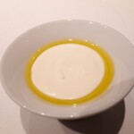 レフェルヴェソンス - サワークリーム、絹こし豆腐、オリーブオイルで出来たクリーム✨✨こちらをパンにつけると…堪らない旨さ。・゜゜(ノД`)