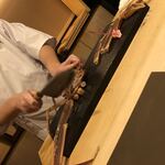 はらまさ - 親方にさばかれる蟹