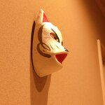 はらまさ - 御狐さんのお面が見下ろしています*\(^o^)/*
      コーン*\(^o^)/*