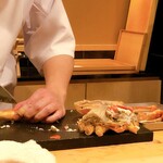 はらまさ - 蒸したカニを裁く親方です