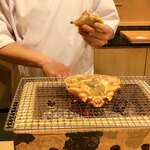 はらまさ - ￼七輪に乗せられたカニの甲羅