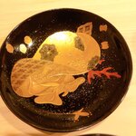 はらまさ - お椀の蓋の内側。つづらでしょうか。赤い珊瑚も見えます