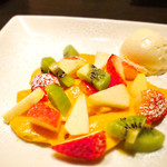 Kiwami Wagyuu Yakiniku Yazawa - マンゴープリン季節のフルーツ添え（750円）+バニラアイス（150円）