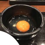 丸亀製麺 - 生卵は別皿　※白身と黄身を分けてくれるよう頼むと、失敗したんで、そのまま貰う