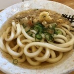 西端手打 上戸うどん - かけ小。写真だとちょい黒いけど実際は極々薄い色のお出汁。でもこれが極めて美味いいりこ出汁！それに負けず劣らず弾力の素晴らしい麺！そしてお店の雰囲気！ロケーション！全てのバランスが絶妙！素晴らしいですね