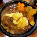 炭焼きハンバーグ 牛吉 - 熱々な鉄板でソースグツグツ