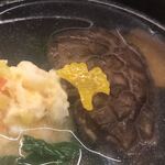 日本料理 久丹 - 黄柚子は季節に敬意を払い、イチョウ型にカット。この小技が嬉しい