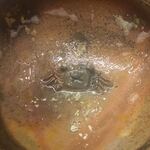 日本料理 久丹 - 飲み干します。底から蟹が現れました。親方曰く『当たり』だそうです