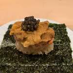 鮨 由う - 香箱蟹と淡路産むらさきうに
      由うオリジナルキャビアのせ