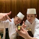 鮨 由う - プリン巻き（あん肝リゾット）で決めポーズ