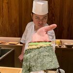 鮨 由う - 煮穴子の天ぷら巻き いつものポーズで