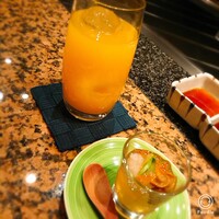 鉄板 かや乃 - 先付は
                    ジュレの上にナメコなど。
                    ナメらか～(^.^)