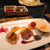 鉄板 かや乃 - 前菜盛り。白子入り茶碗蒸し風のものから
                    ローストビーフなどなど六品！