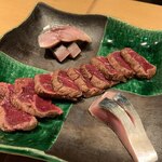 新橋 いっぱし - 刺身2種盛り（若狭の〆さば、イワシ鯨たたき） 〆さばは青ネギとしょうが醤油で、鯨はにんにく醤油で。軽く締めた鯖、脂がのっています。 イワシ鯨は柔らかい。たたきにしてあるので、鯨感がなくお肉のたたきのよう。 ニンニク醤油が合いますね。