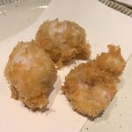 新橋 いっぱし - 河豚の白子のクリームコロッケ 美味しい！ウースターソースをたっぷりかけていただきます。 高級な河豚の白子を庶民的にウースターソースでいただく、これがいい。
