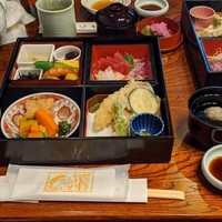 鎌倉御代川 - [料理] 懐石弁当 お料理 全景♪Ｗ (椀物の蓋を取った所)