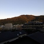 ホルモン豚金 - 紅葉な稜線が美しい(お店の内容とは関係ありません)