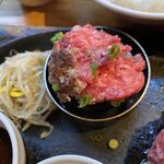 和牛とワイン フォーコ - 朝引黒毛和牛バーグ。パレットでお好みに焼きます。
                                レアでトロける食感と甘さ。
                                