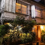 120795726 - 古びた通りに建つ