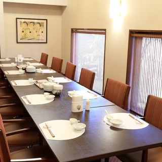 提供2位以上的私人包廂，適合各種宴會，最大可容納50位的寬敞包廂。