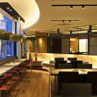 銀座の夜景を望むカウンターや、プライベート感のある個室を完備