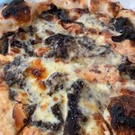 PUBLICO RISTORANTE - 黒トリュフのピザ（接写）