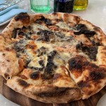 PUBLICO RISTORANTE - 黒トリュフのピザ