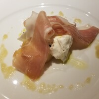 ポンテ - ポロねぎのグリル ブラータチーズと生ハム添え
