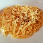 イタリア食堂 マリーケント - 黒胡椒と粉チーズをかけて別皿で提供される手打ち生パスタ、もっちもちの弾力とシンプルな小麦の風味を満喫