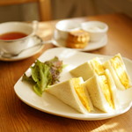 紅茶専門店 Ｔｅａ Ｈｏｌｉｃ - たまごサンド (￥850)、スコーン (+¥150)