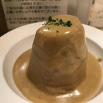 赤白 - コンソメで柔らかく炊いた大根ポルチーニ茸クリームソース掛け