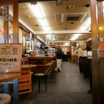 晩杯屋 - 入口から見る店内