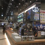 ぶっかけふるいち - フードコート内のお店
            天ぷらやおにぎりも店頭に並ぶ