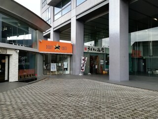 udonsakabahachiman - お店はビルの1Fにあります。