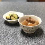 食事処菜の花 - お通し(大根の煮物、わさびのナス漬け)