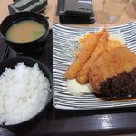 泉大津パーキングエリア海側 - 暫く待つと注文した泉大津定食９００円のできあがり。

本来なら自動的に厨房にオーダーが入るはずでしたが何らかの間違いでオーダーが通っておらず少し待つ事になりました。
