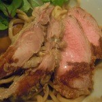 つけ麺 五ノ神製作所 - 鴨チャーシュー、煮込んだモモと、ローストした胸