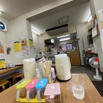 Ganso Dokidoki Udon - 店内の様子。奥が厨房。