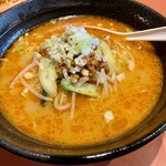 六福苑 - 坦々麺825円