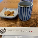 信州城下そばと天ぷら やまとう - 自家製漬物と韃靼そば茶