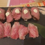 和牛炙り寿司×チーズ料理 肉バル ミート吉田 - 肉寿し炙る前