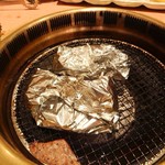 焼肉問屋 牛蔵 - 2019年11月　焼いてます