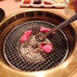 焼肉問屋 牛蔵 - 2019年11月　焼いてます