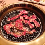焼肉問屋 牛蔵 - 2019年11月　焼いてます