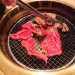焼肉問屋 牛蔵 - 2019年11月　焼いてます
