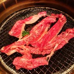 焼肉問屋 牛蔵 - 2019年11月　焼いてます
