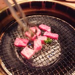 焼肉問屋 牛蔵 - 2019年11月　焼いてます