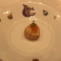 モナリザ 丸の内店 - アミューズ・ブーシュ① マスの卵を乗せた、リエットのタルト、少し寄って。
