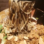 河内の中華そば 醤 - 黒胡麻と焦がしニンニクがしっかり絡む