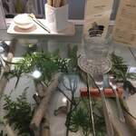 120820580 - ガラス張りのカウンターには植物のディスプレイが飾られています